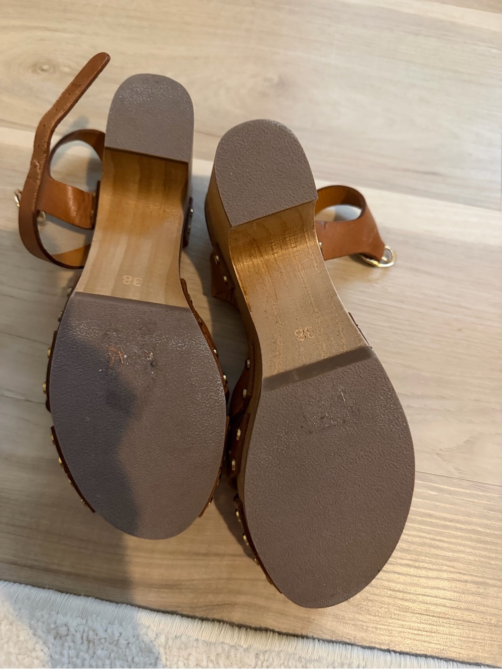 Sézane Isabelle Camel Leather Clogs - Picture 7 of 7